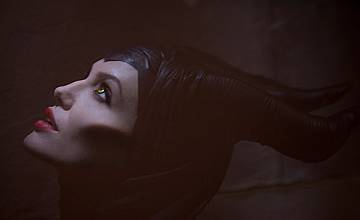 Анджелина Джоли в ролята на легендарна злодейка в триизмерното фентъзи "Господарка на злото"