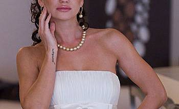 Диляна Попова позира в собствена булчинска рокля