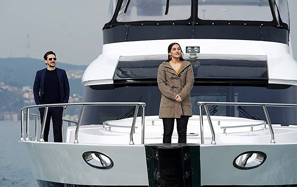 Фарук примамва Емине на разходка с луксозна яхта, на нея той я омайва със сладки приказки, които Емине приема като предложение.