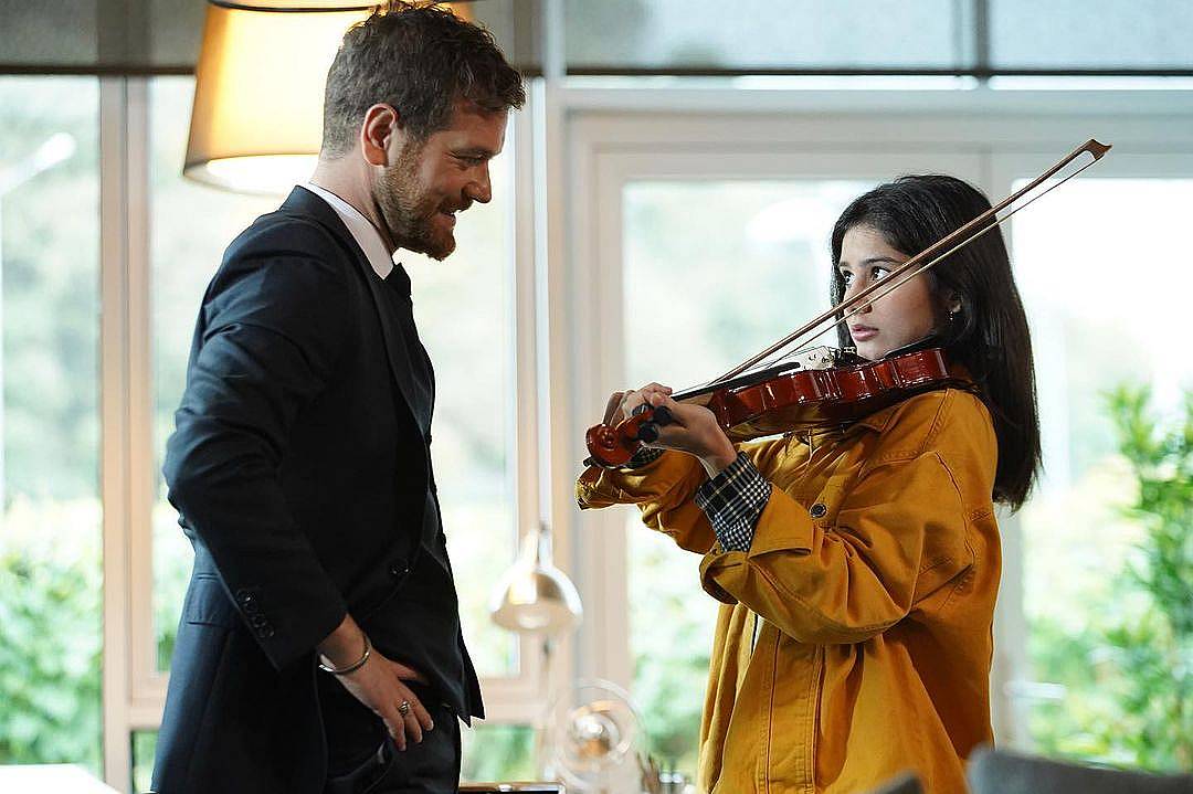 Баръш подарява цигулка на Дилара, защото момичето има талант.