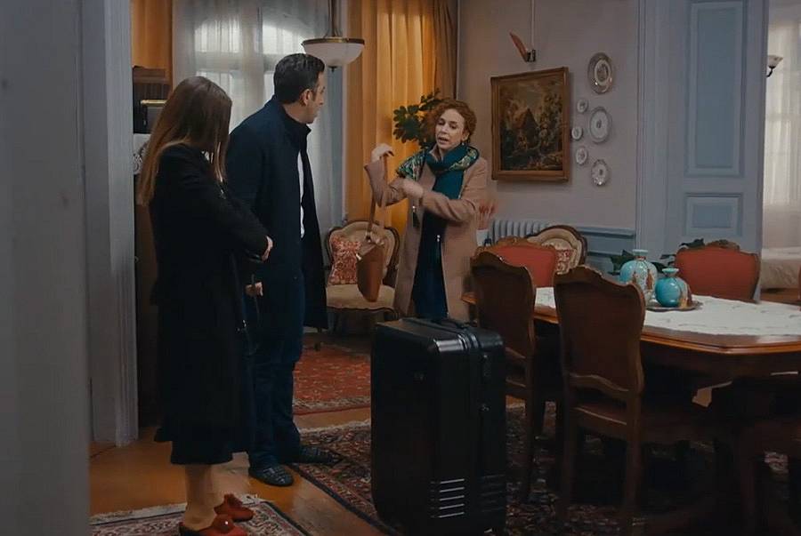 Мюжган, Джемиле
и Нух отиват на гости на Зелиха, за да ѝ кажат, че са се оженили.