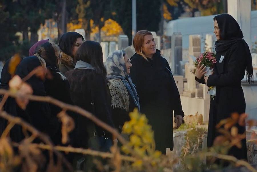 На
погребението на Мюжган Зейнеп се запознава с група активисти, борещи се за
правата на жените. 