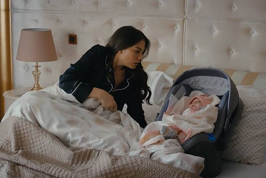 Сутринта Зейнеп се събужда и поглежда с учудени очи към бебешката количка до нея, в която е Мюжган, вижда писмото, което е оставила Бенал.