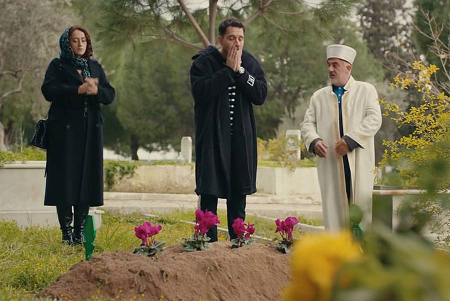 Действието се пренася на гробищата, където Мюге и Гедиз
 погребват Сахра. Гюлсие се обажда на Мюге, за да ѝ съобщи, че Халисе е в
 болницата. Мюге к...
