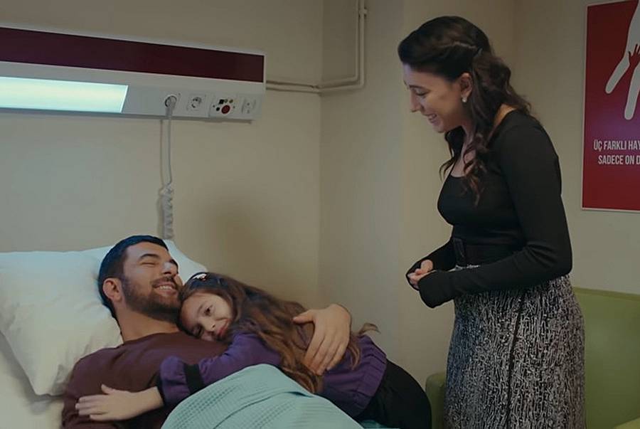 Действието се пренася в болничната стая на Санджар, където Елван води Мелек, а Санджар виждайки дъщеря си се радва много... 