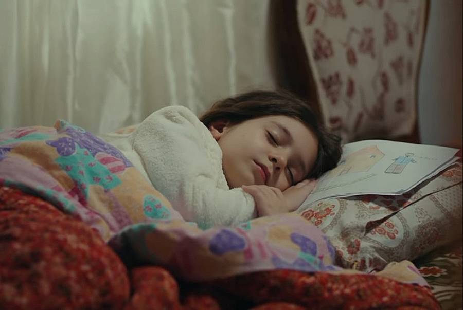 Наре отива да събуди Мелек и вижда, че тя е заспала с рисунката, на която нарисува едно от желанията си, баща ѝ да живее с тях.