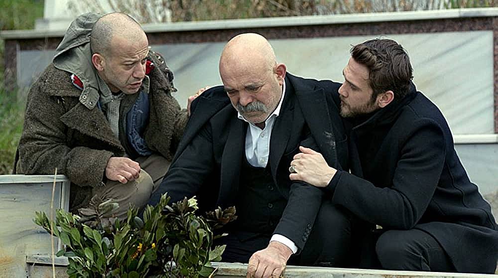 Аличо и Идрис са на гроба на Кахраман, където идва Ямач и взема баща си оттам, но не може да му каже, че Селим е ранен.