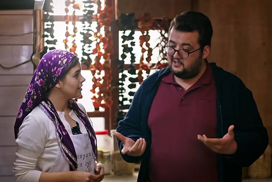 Али изпраща Ибрахим при Кираз в ресторанта на Селим, за да пробва 
храната на Кираз, и ако нещо не е така като трябва да ѝ помогне да го 
поправи. 