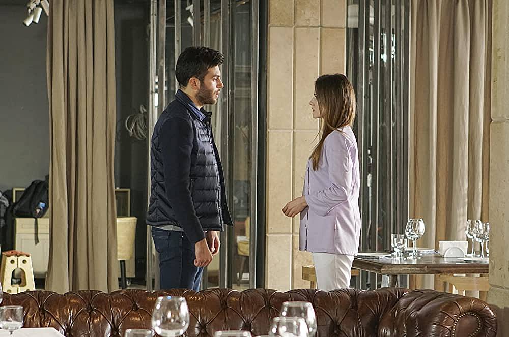 Кадир се сбогува с Азра, след което се обажда на Мелис да вечеря с него.