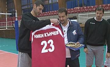 Ники Кънчев празнува имен ден с волейболния отбор на ЦСКА