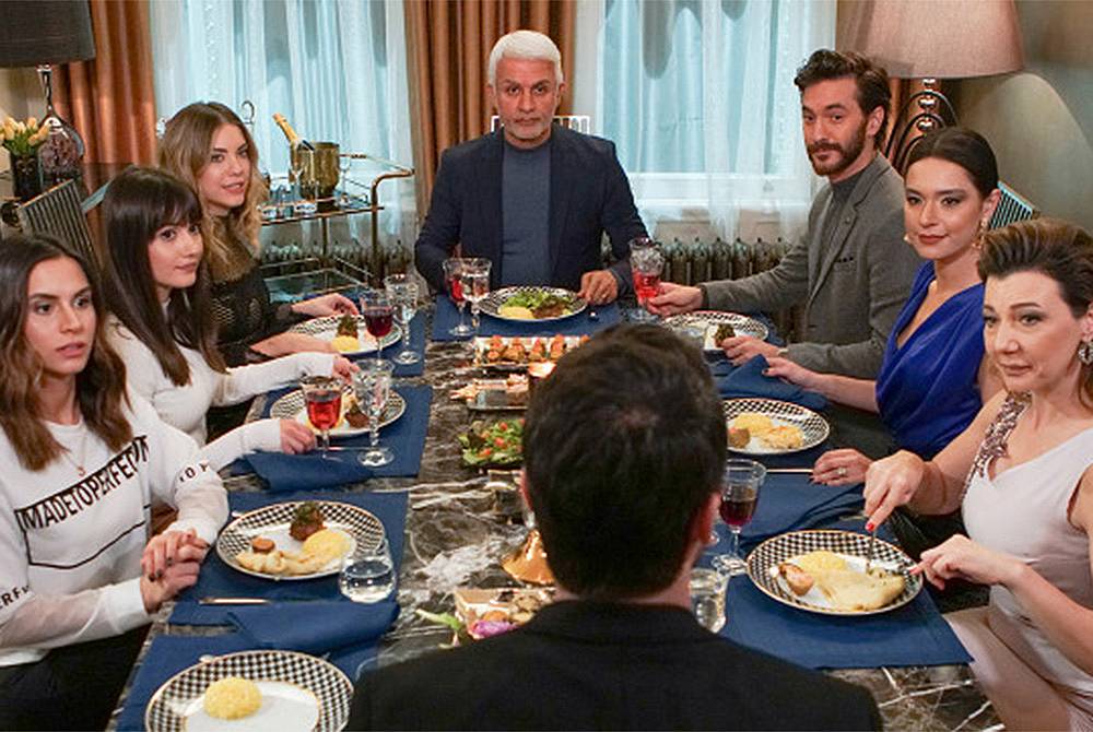 Халит и Алихан съобщават на семейната вечеря, че са изгладили недоразуменията по-между им.
