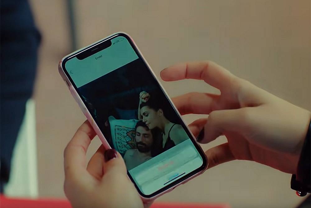 Йълдъз показва снимките на Алихан, които откри в телефона на Ендер и му казва да стои далече от сестра ѝ.