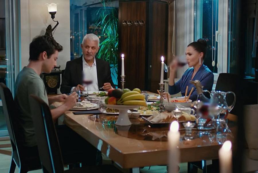 Халит отива на вечеря в дома на Ендер, на която, той Ендер и Ерим си прекарват чудесно.
