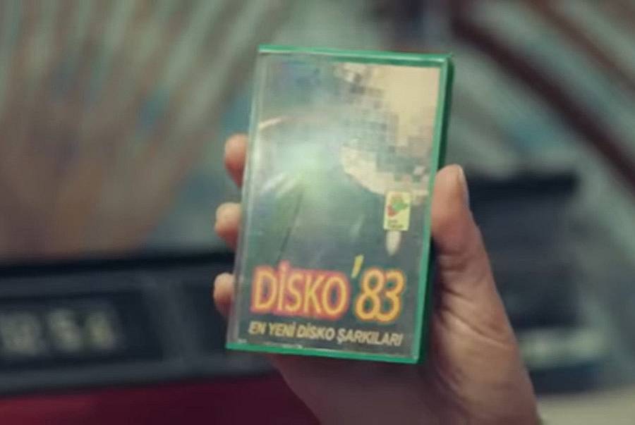 Йълдъз пуска касетата Диско 83 на касетофона.