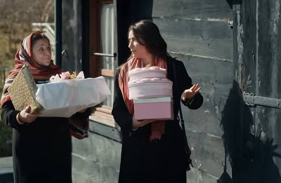 Сание подготвя пакети с подаръци за Мерджан и ги отнасят с Асие в дома ѝ. 