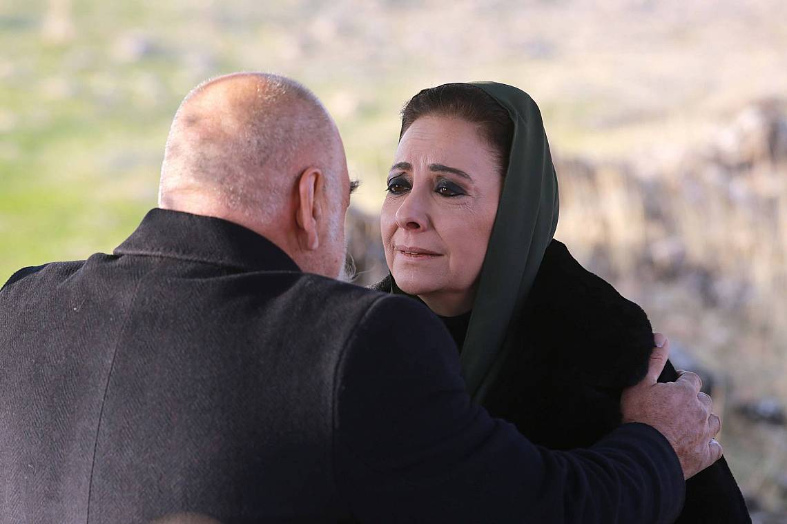 Азизе признава на Насух, че тя е Айше и синът му Хазар, трябва да умре.
