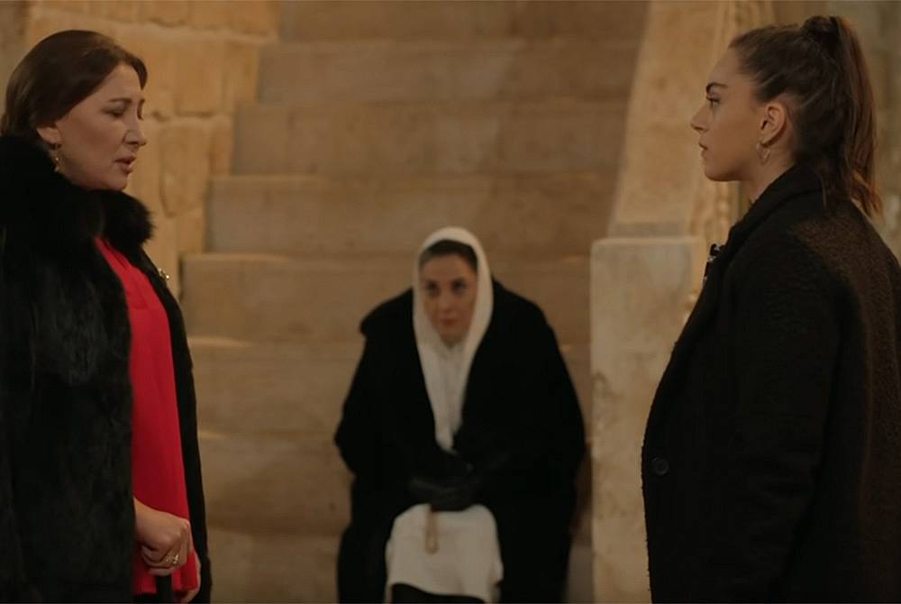 Азра казва на Фюсун, че е ужасна жена и я гони от къщата на Миран.