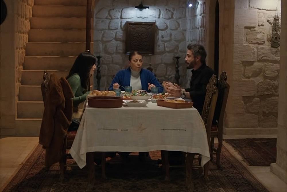 Фърат води Зайнеп на вечеря при майка си Есма.